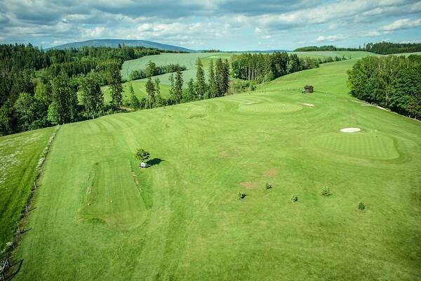 Golf & Country Club Prosečné - Golf pro každého! Přijďte si zahrát golf na hřiště nedaleko Vrchlabí! Nabízíme prostředí