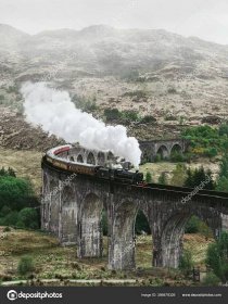 Stáhnout - Krajina s viaduktem a vlakem. Glenfinnan viadukt ve Skotsku. Železnice v horách. Express z knih Harryho Pottera. �— Stock obrázek
