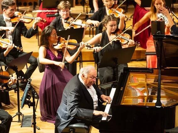 Jihočeská filharmonie zahájila sezonu. V čele se ženou. A zapojí i studenty