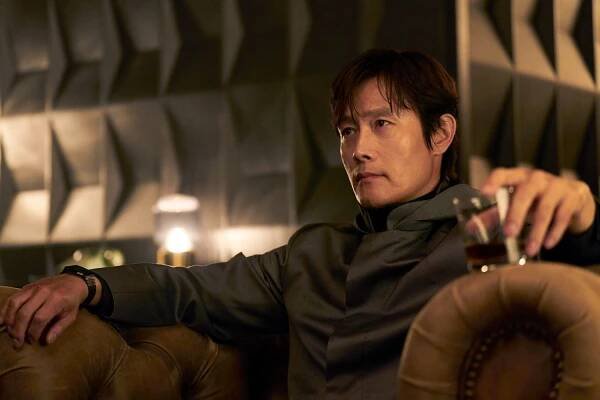 Lee Byung-hun as Frontman in Squid Game.