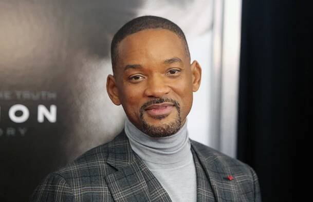 Covidová nadváha trápí celý svět. Will Smith se podělil o svou polonahou fotku s kily navíc a teď chce všem pomoci hubnout