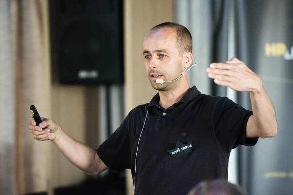 Tomáš Hajzler počas prednášania na konferencii HR Leaders.