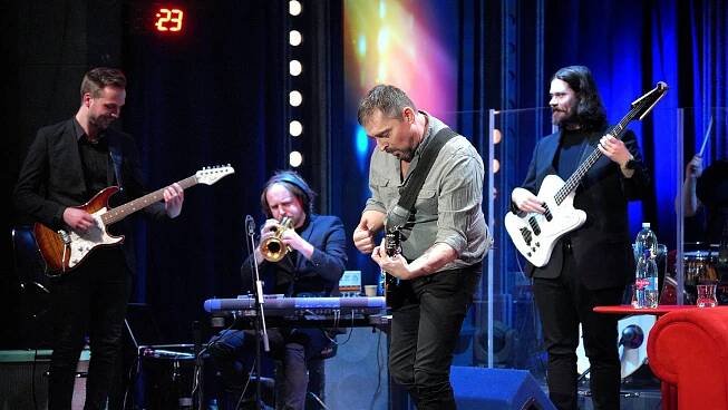 Herec Jiří Vyorálek v Show Jana Krause ukázal, že je i zdatným hudebníkem. 