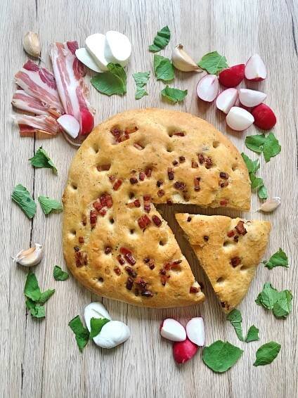 FOCACCIA S BAZALKOU, ČESNEKEM A ŠPEKEM