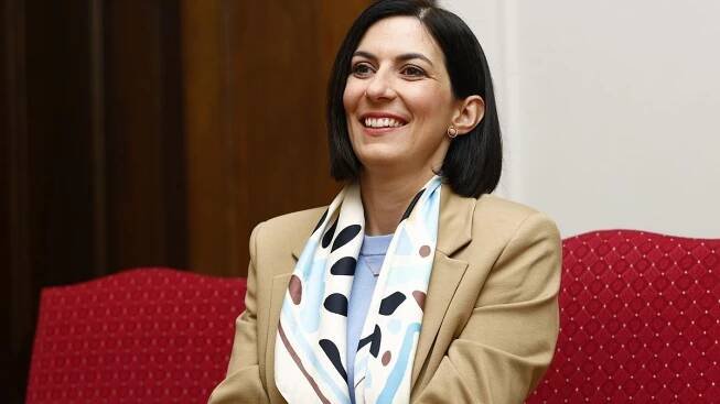 Takhle dáma nesedí: Markéta Pekarová Adamová to v Albánii schytává nejen za nohu přes nohu. Co dalšího jí vytkli? - Super.cz