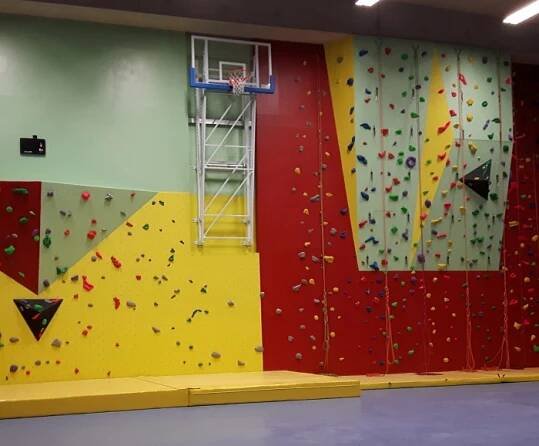 Školy a Sportovní haly - Makak climbing