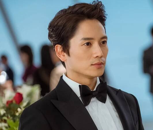 Ji Sung si v seriálu Adamas zahraje dvojčata. Diváci se mohou těšit i na herečky Seo Ji Hye a Lee Soo Kyung