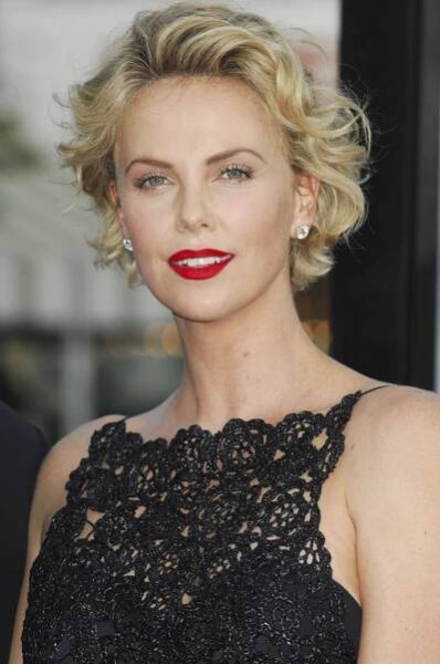 Krásná herečka Charlize Theron kvůli roli ve filmu Zrůda z roku 2003 přibrala deset kilogramů a nosila zubní protézu. Hrála totiž bývalou prostitutku a vražedkyni. 