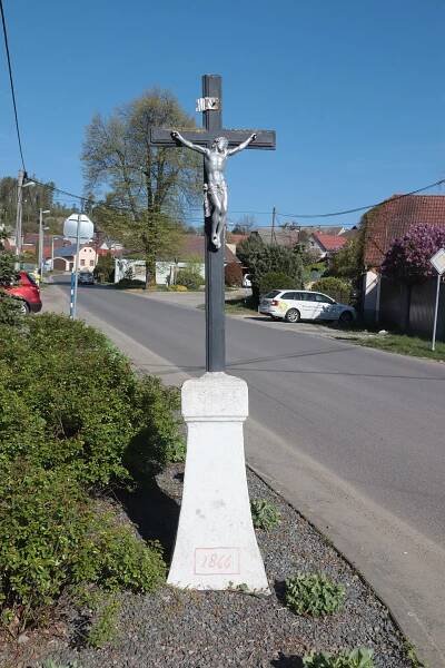 Soubor:Overview 2 of wayside cross at crossroad in Mikulovice, Třebíč District.jpg – Wikipedie