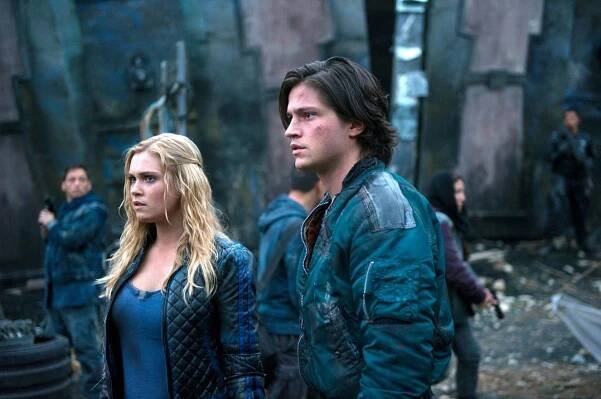 Prvních 100 - Spacewalker - Z filmu - Eliza Taylor, Thomas McDonell