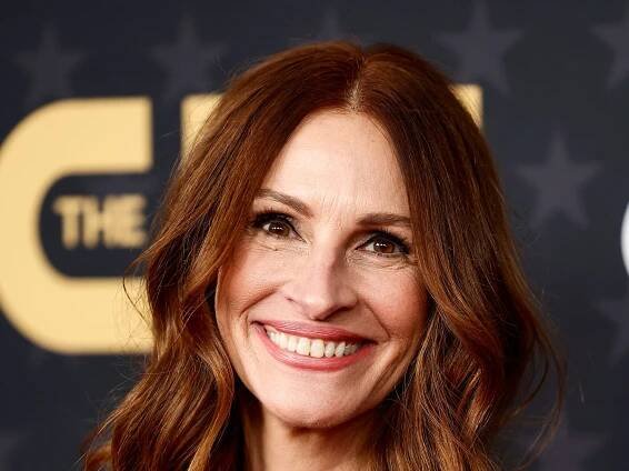 Julia Roberts showcases Pretty Woman roots with eye-catching look in latest photo