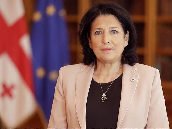 Salome Zurabišviliová (* 18. března 1952, Paříž) je francouzsko-gruzínská politička a diplomatka, od prosince 2018 prezidentka Gruzie. V letech 2004 až 2005 byla ministryní zahraničních věcí Gruzie. Je první ženou v úřadu prezidenta Gruzie. ▬ Kariéru v Gruzii začala na postu velvyslankyně Francouzské republiky (2003-2004). 20. března 2004 prezident Gruzie Michail Saakašvili jmenoval bývalou (uvolněna na žádost gruzínských úřadů francouzskou diplomatku Salome Zurabišviliovou ministryní zahraničních věcí Gruzie. V té době byla ještě francouzskou občankou, takže jí prezident ve stejný den udělil zvláštním nařízením gruzínské občanství.