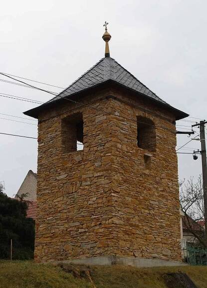 Bystřice pod Lopeníkem, obec na úpatí Bílých Karpat. Zvonice.