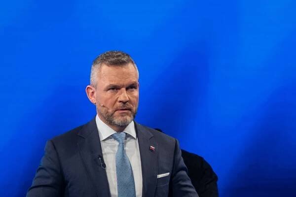 Zatím jen jednou měl Pellegrini novinářům říct, že gay není. Následně však skrz Úřad vlády požádal o nezveřejnění své odpovědi.