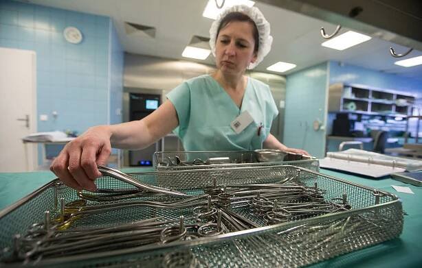 OBRAZEM: Sterilizace operačních nástrojů zabere tři a půl hodiny