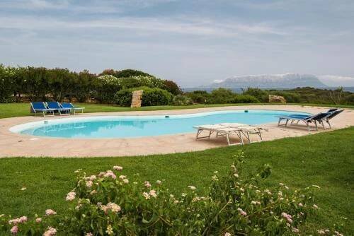 Bazén v ubytování Spiaggia Bianca Pedra Rosa - Your House in Sardinia nebo v jeho okolí
