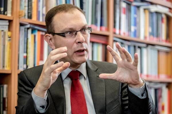 Ústavní právník Jan Kysela: Pánem vlády je premiér, ne prezident