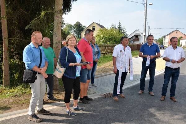 Slavnostní stříhání pásky v ulici ke hřišti - Obec Mladeč