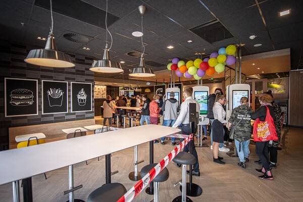 McDonald ́s v Havířově otevřel, podívejte se! Na hamburger přijel i Miloš Holaň