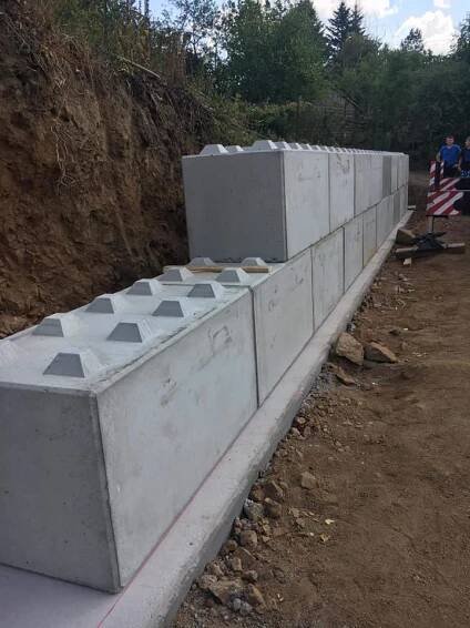 Opěrná stěna - Mnichovice - MegaBeton - betonový blok