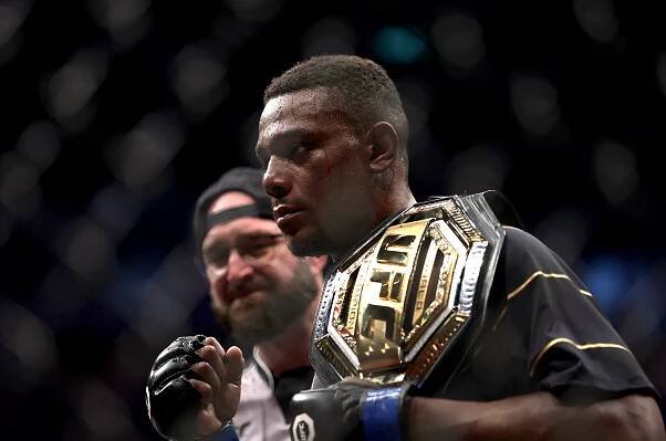 Nezlomný výkon a konec kariéry. Z dechberoucí bitvy v UFC vzešel nový šampion, gratuluje mu i Procházka