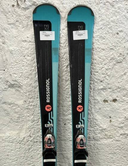 BAZAR - dámské sjezdové lyže Rossignol Famous 2 Xpress 18/19 + vázání Xpress W 10 - délka 149cm