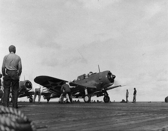 Soubor:Douglas SBD-2 Dauntless aboard USS Enterprise (CV-6) in 1 February 1942 (NNAM.1996.253.599).jpg – Wikipedie