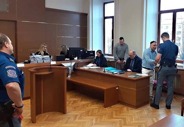 Případ drogového bosse Rudolfa Chalaše přezdívaného policisty Satan znovu projednává Krajský soud v Českých Budějovicích. Na lavici obžalovaných usedl se svým komplicem Dominikem Luderou z Vimperka.