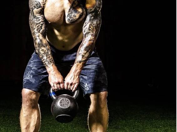 Kettlebell swing: Skvělý cvik na sílu i bolesti zad