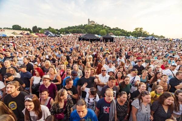 Festival Hrady CZ se přesouvá na Kunětickou horu s hvězdným line-upem