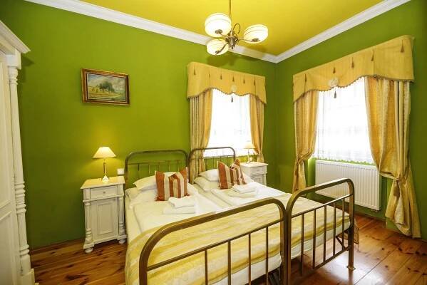 Prvorepublikový hotel v centru Jičína: snídaně či polopenze, wellness i masáž