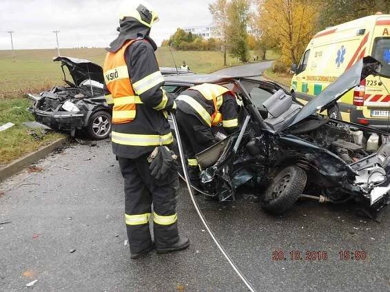 Po nehodě dvou vozidel ve Vyškově hasiči vyprostili člověka, zraněním však na místě podlehl | POŽÁRY.cz - ohnisko žhavých