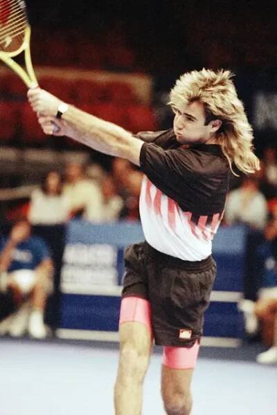 Barevné šortky, džínové kraťasy, vlasatá melírovaná hříva - to byla rebelská image Andreho Agassi na začátku jeho kariéry.