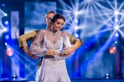 FOTO: Iva Kubelková a Martin Prágr při romantickém tanci. – stránka 53