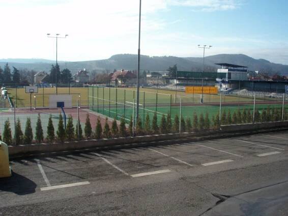 Umělá tráva - pohled ze sídliště Nad Stadionem