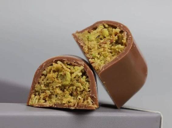 Pistachio kunafa chocolate bar: Al Mamlaka Sweets