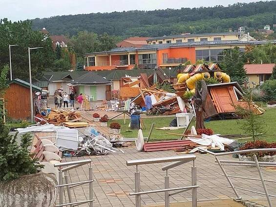 Koupaliště Podhájská zasáhlo tornádo: Vítr převrhl karavan s českou rodinou! Zranila se roční holčička