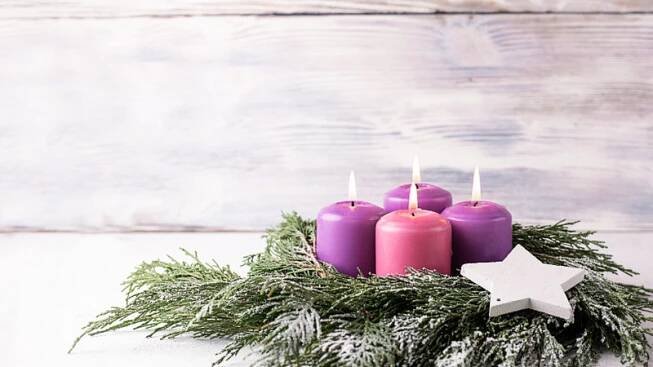 ŽENA-IN - Od naděje po lásku. Tradiční adventní věnec má danou podobu, symboliku i směr zapalování svíček