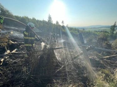 VIDEO: Rozsáhlý požár na Jičínsku. Hasiči museli k hašení povolat vrtulník - ČRzprávy.cz