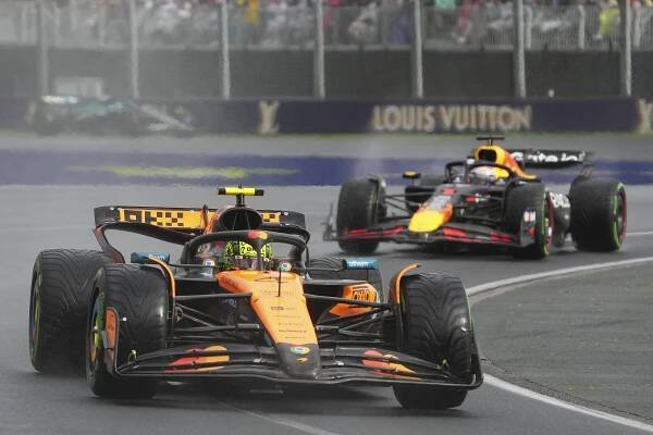 Deštivé drama v Austrálii. Úvodní závod F1 vyhrál Norris, Verstappen marně dotahoval