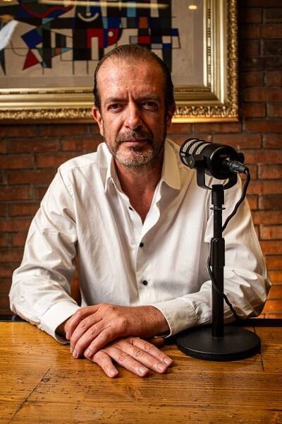 Imagen de Juan Manuel Ortega Moderador Antes de Morir podcast frente a la camara