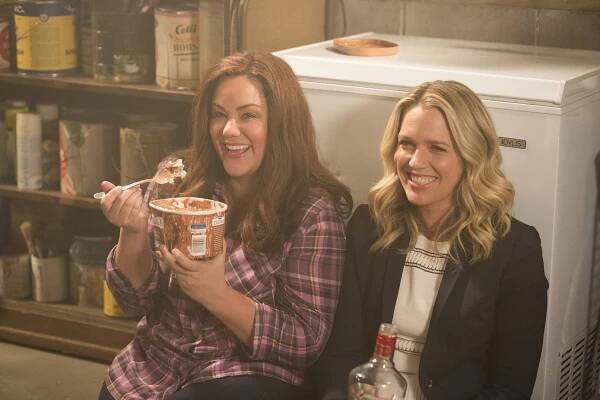 Americká manželka - Zamčeny ve sklepě - Z natáčení - Katy Mixon, Jessica St. Clair