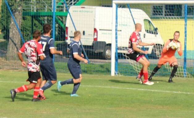Fotbalisté Němčic (v černém) v 5. kole okresního přeboru OFS Kroměříž porazili Břest 4:0.