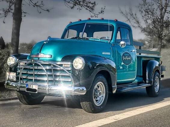 1951 Chevrolet 3200 Pickup - Marke: Chevrolet, Typ: 3200 Pickup, BJ: 1955, PS: 206, ccm: 4600.
In Bremen war dieser Pickup bei einem Oldtimer-Enthusiasten zu Hause und trotz liebevoller Renovierung und Pflege im heimischen "Garten" als Transportfahrzeug für den Rasenschnitt im Einsatz. 2015 kam das Fahrzeug zu Anja & Knuth, die mit diesem seither in Wesermarsch und Ammerland auf Achse sind und ihren Oldie gerne auch mal als Transporter sperrigen Hausrats nutzen.