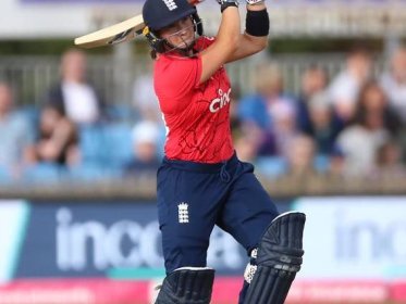 ‘Stubborn’ Alice Capsey guides England to win over Sri Lanka in Commonwealth bow