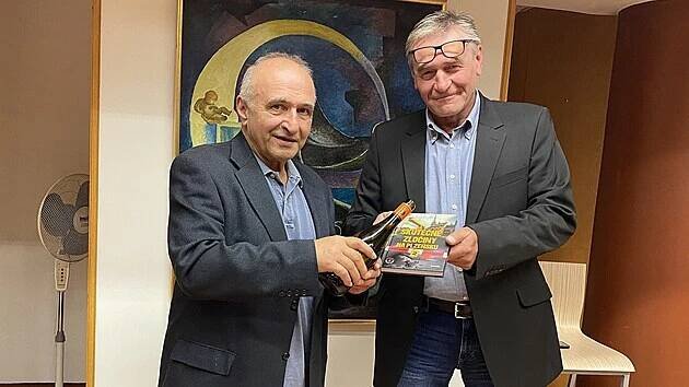 František Müller (vpravo) ve Studijní a vědecké knihovně v Plzni při slavnostním křtu své knihy o nejtěžších zločinech na západě Čech. Kmotrem publikace byl bývalý elitní vyšetřovatel mordů z Prahy Jan Štoček. (3. října 2024)