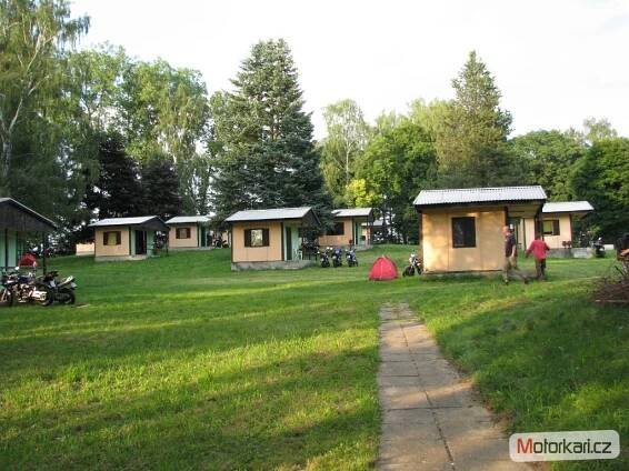 Chatová osada Budín u Jindřichova Hradce Motoubytování moto zajímavosti | Motorkáři.