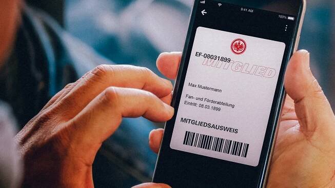 Fan hält Handy, darauf zu sehen: Der digitale Mitgliedsausweis.