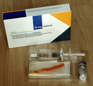 Soubor:Risperidon injection syringe (according to hungarian medicine advertisement law).jpg