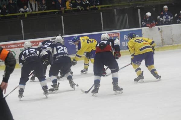 Video: Rytíři vyloupili benešovskou tvrz. Lvy zkrotili třemi góly v přesilovkách